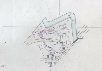 <p>Kadastrale hulpkaart uit 1886 van het terrein rond de Buitensociëteit. De blauwe lijnen geven de oude situatie weer, in rood zijn de nieuwe contouren van de bebouwing en het terrein getekend, waaronder de in 1878 en 1884 nieuw gebouwde (langgerekte) kegel- en croquetbaan. De muziektent werd hiervoor een stukje naar het zuiden verplaatst. Ook werd aan de noordzijde van de Buitensociëteit een klein stukje gracht gedempt om de wandeling vanuit het Slingerbos in westelijke richting te kunnen doorzetten (Kadaster). </p>
